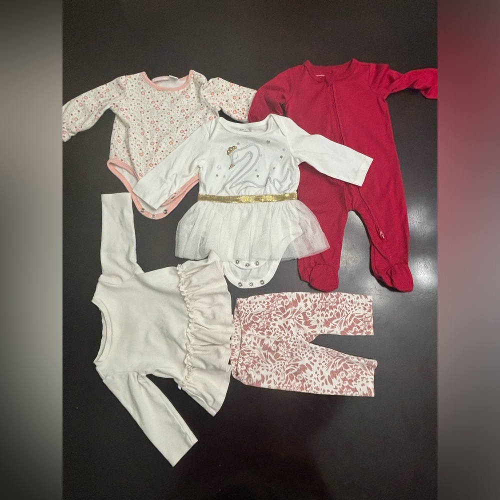 First Impressions Bundle: 1x outfit, 1x one piece, 2x tops 0-3 months